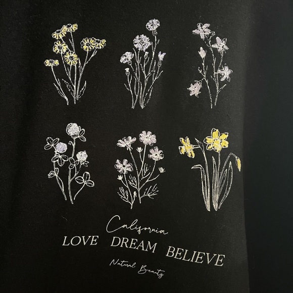 New Ardene Crewneck - Picture 3 of 4